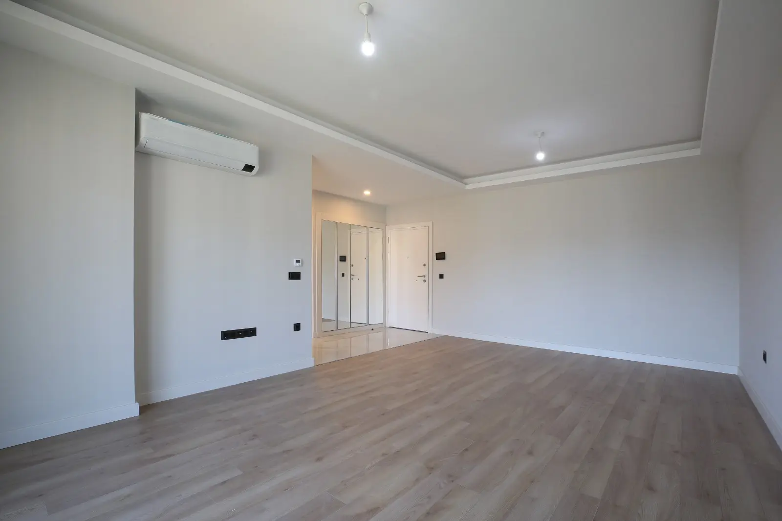 Spacious lounge