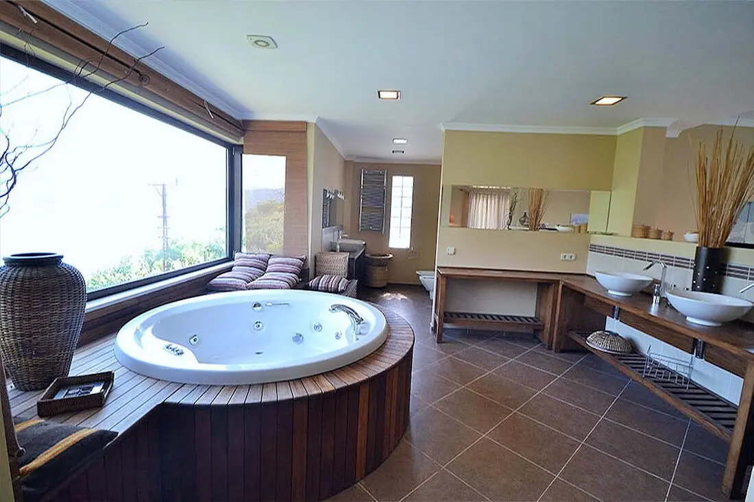 Jacuzzi tub